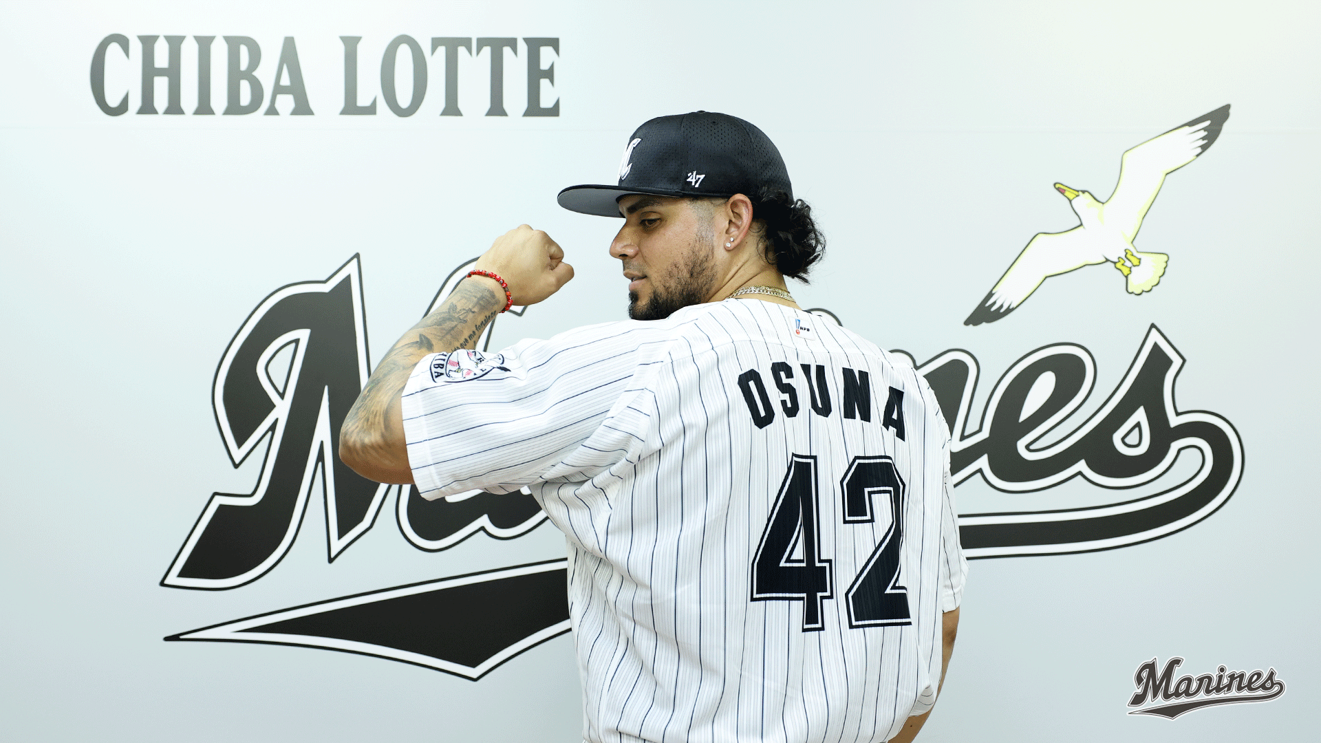 $!Sinaloense Roberto Osuna es presentado por los Chiba Lotte de Japón