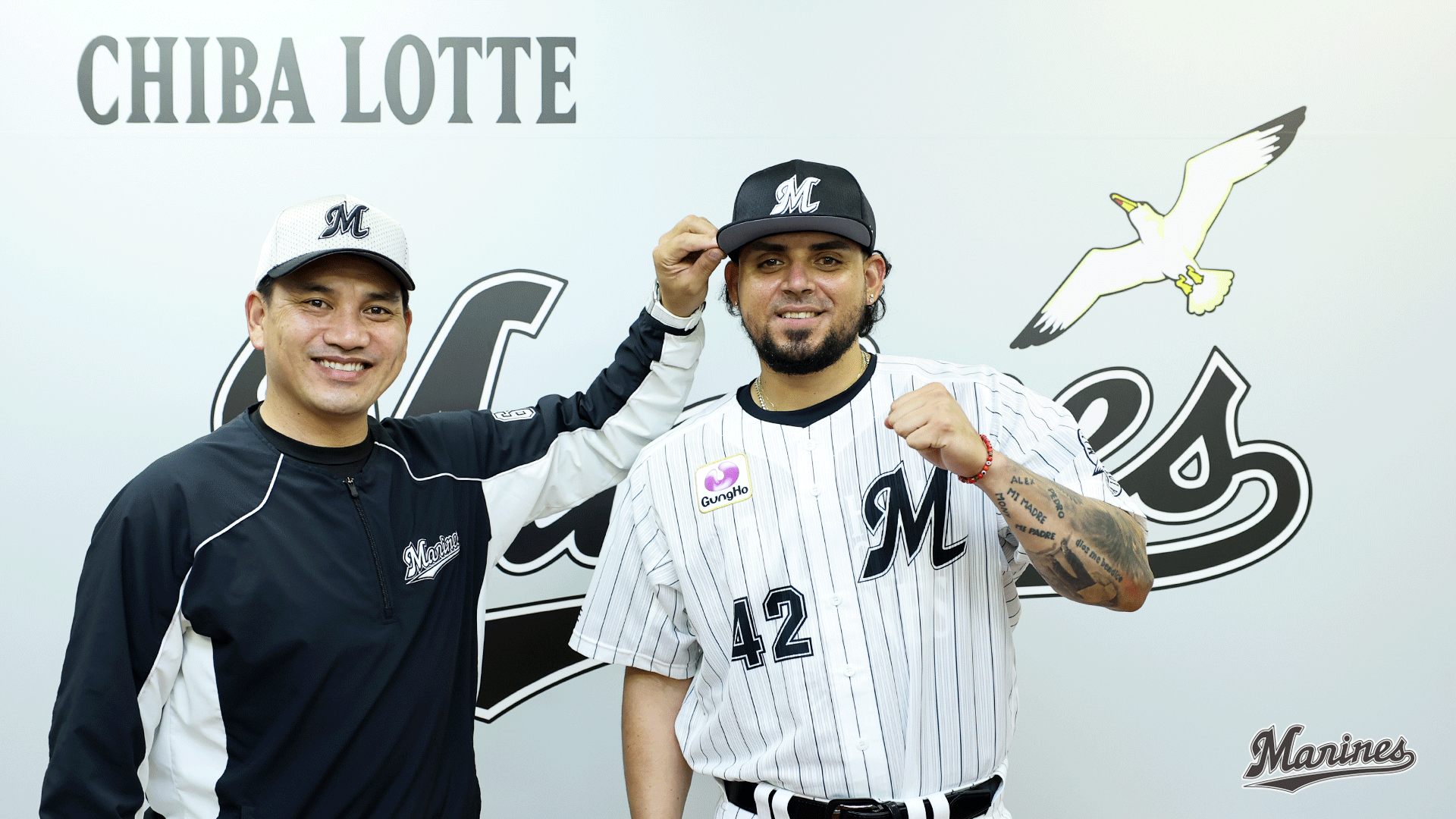 $!Sinaloense Roberto Osuna es presentado por los Chiba Lotte de Japón