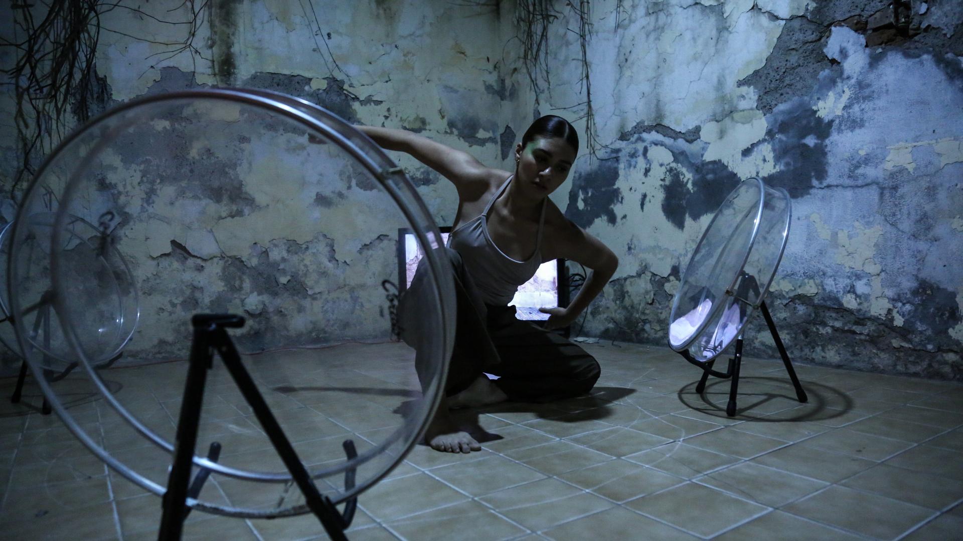 $!Los bailarines interpretaron entre las obras de arte.