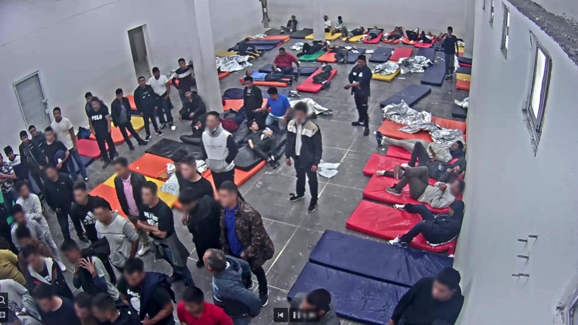 $!‘A ellos no les vamos a abrir...’: ¿Qué pasó la noche del incendio en la estancia migratoria en Ciudad Juárez?