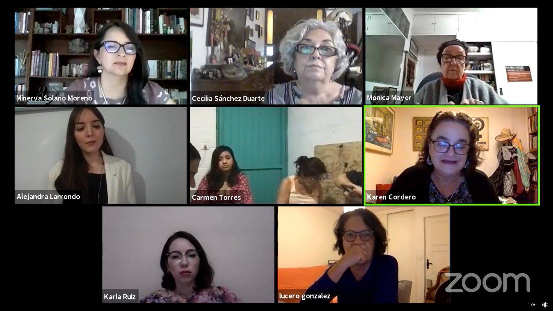 $!La historiadora con las participantes de la charla.