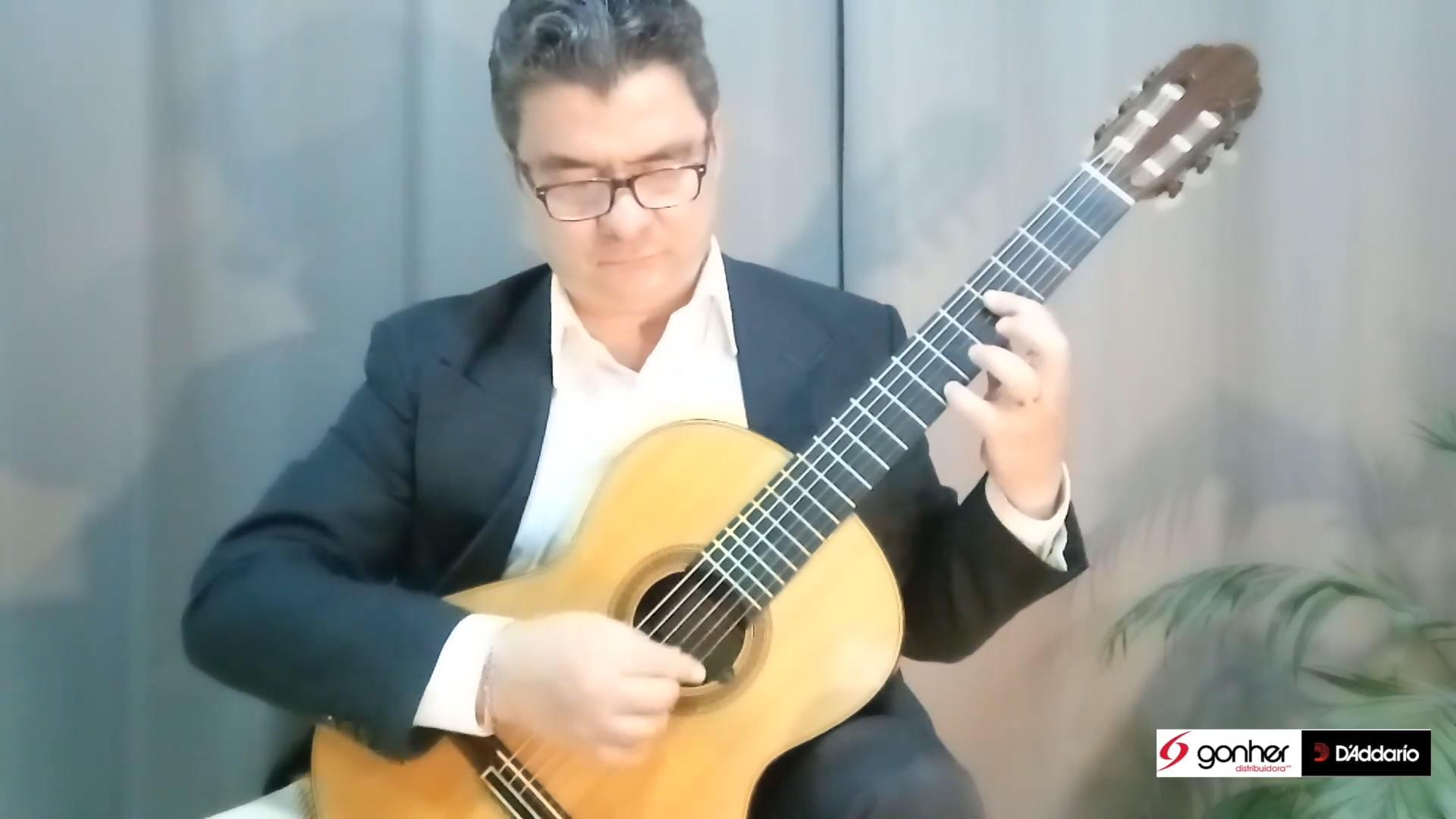 $!El guitarrista grabó el concierto en Puebla.