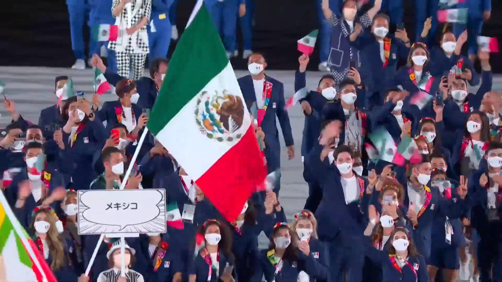 $!Rommel Pacheco y Gaby López desfilan como abanderados de México en Tokio 2020