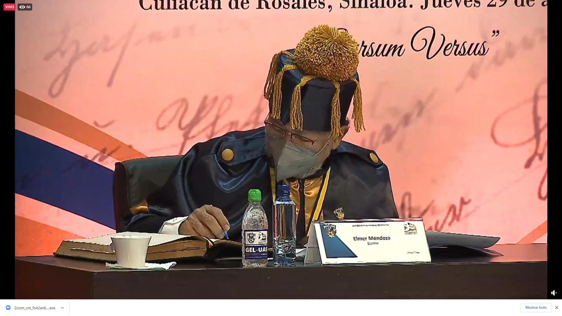 $!‘Escribo con el lenguaje que me sale del corazón’, asegura Élmer Mendoza al recibir Doctorado Honoris Causa de la UAS
