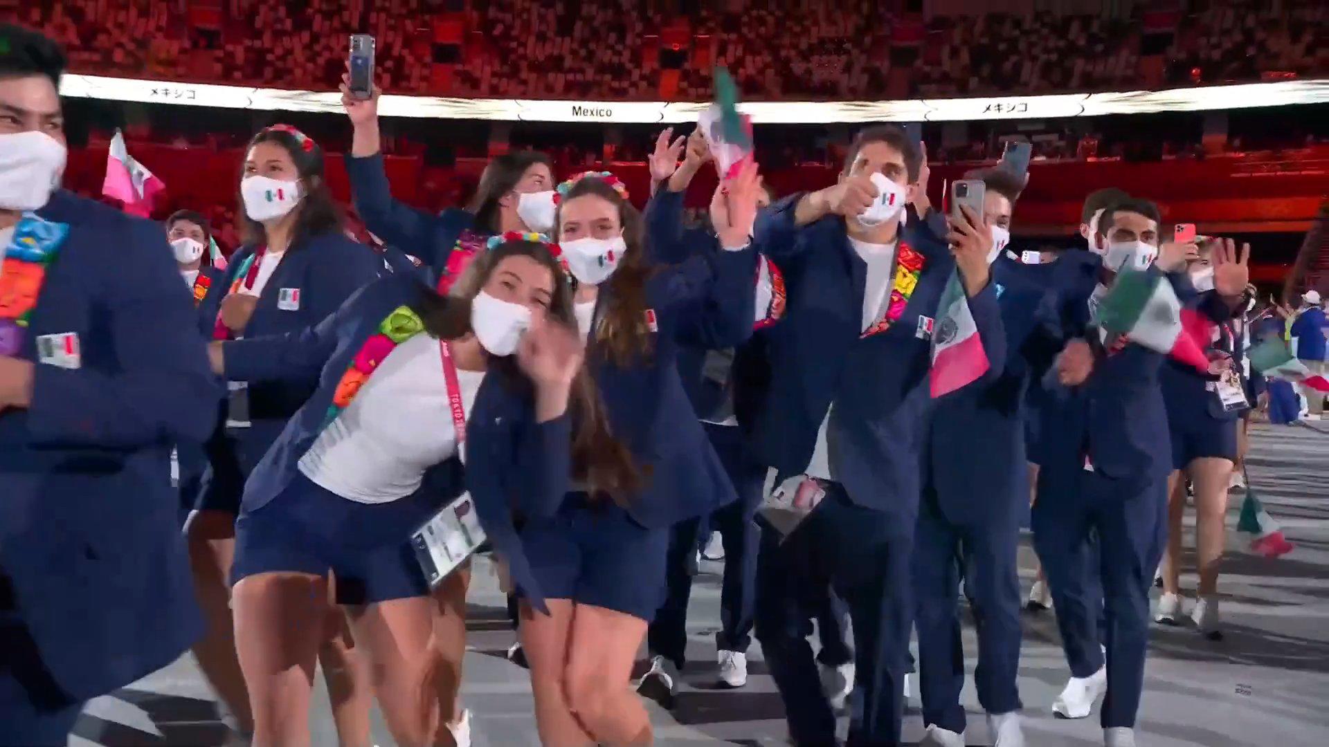 $!Rommel Pacheco y Gaby López desfilan como abanderados de México en Tokio 2020