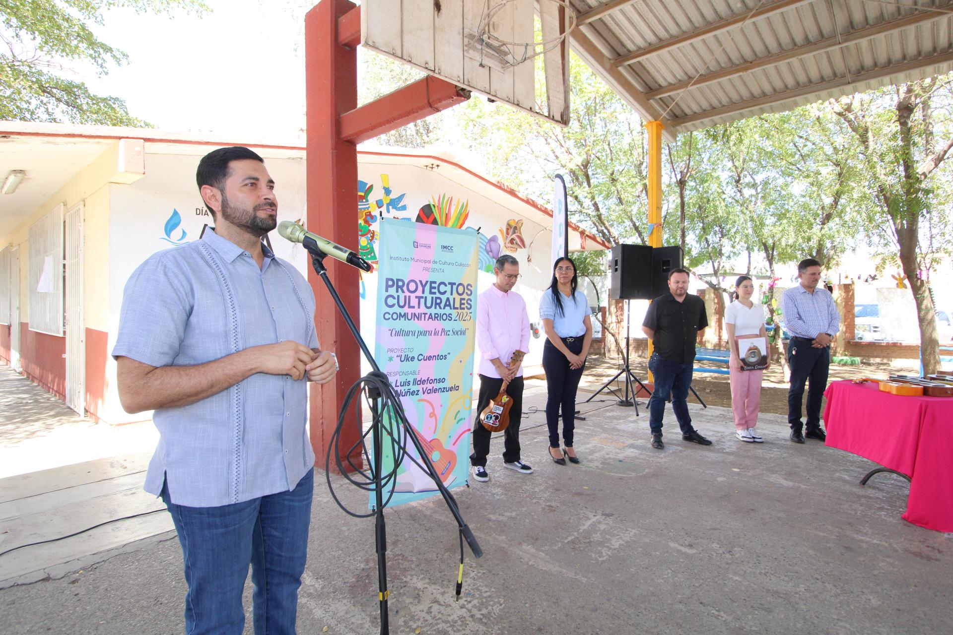 $!Adolfo Plata Guzmán, director de Cultura Culiacán, encabeza el evento.