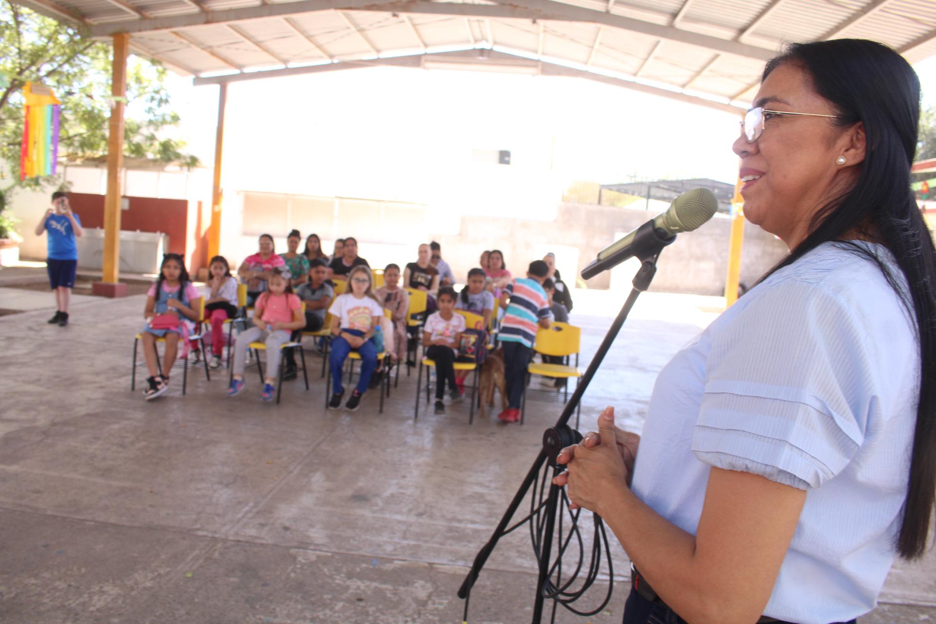 $!La maestra Flor Rodríguez Corrales, directora de la escuela, dio la bienvenida y celebró la inauguración.