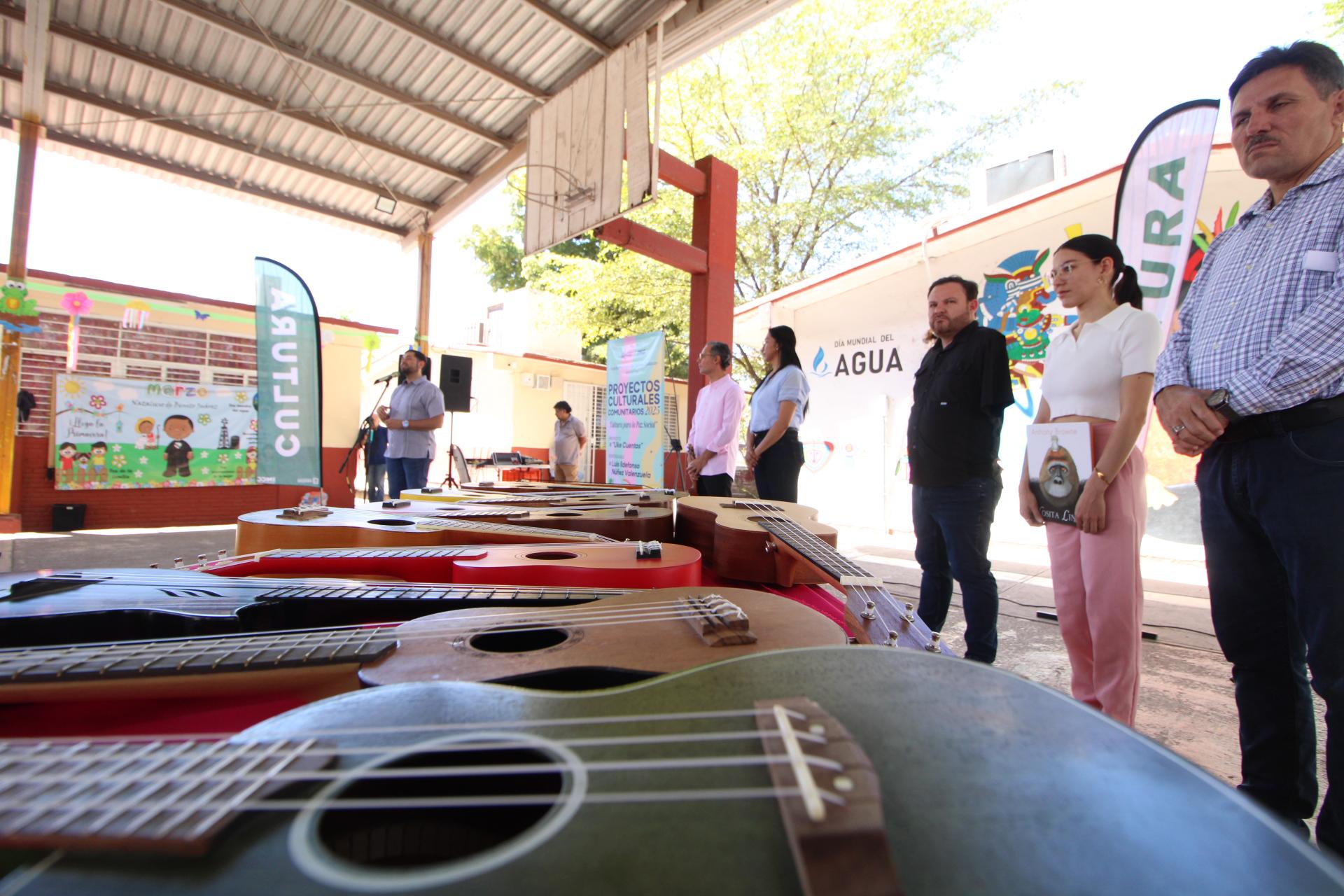 $!Un ukelele para cada alumno se entregó al iniciar el curso.