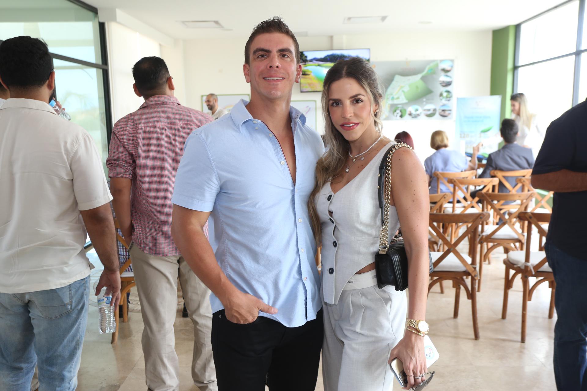 $!Raúl Tirado y Martha Cortés de Tirado.