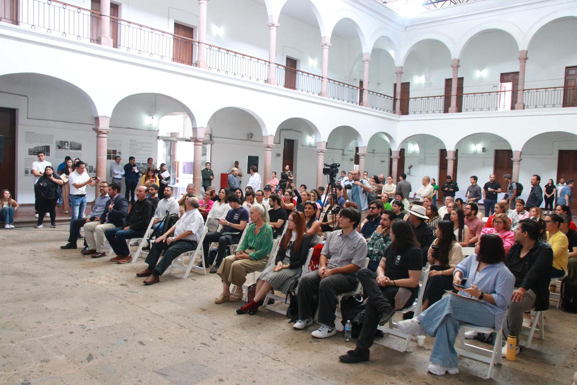 $!El público escuchó atento las argumentaciones.