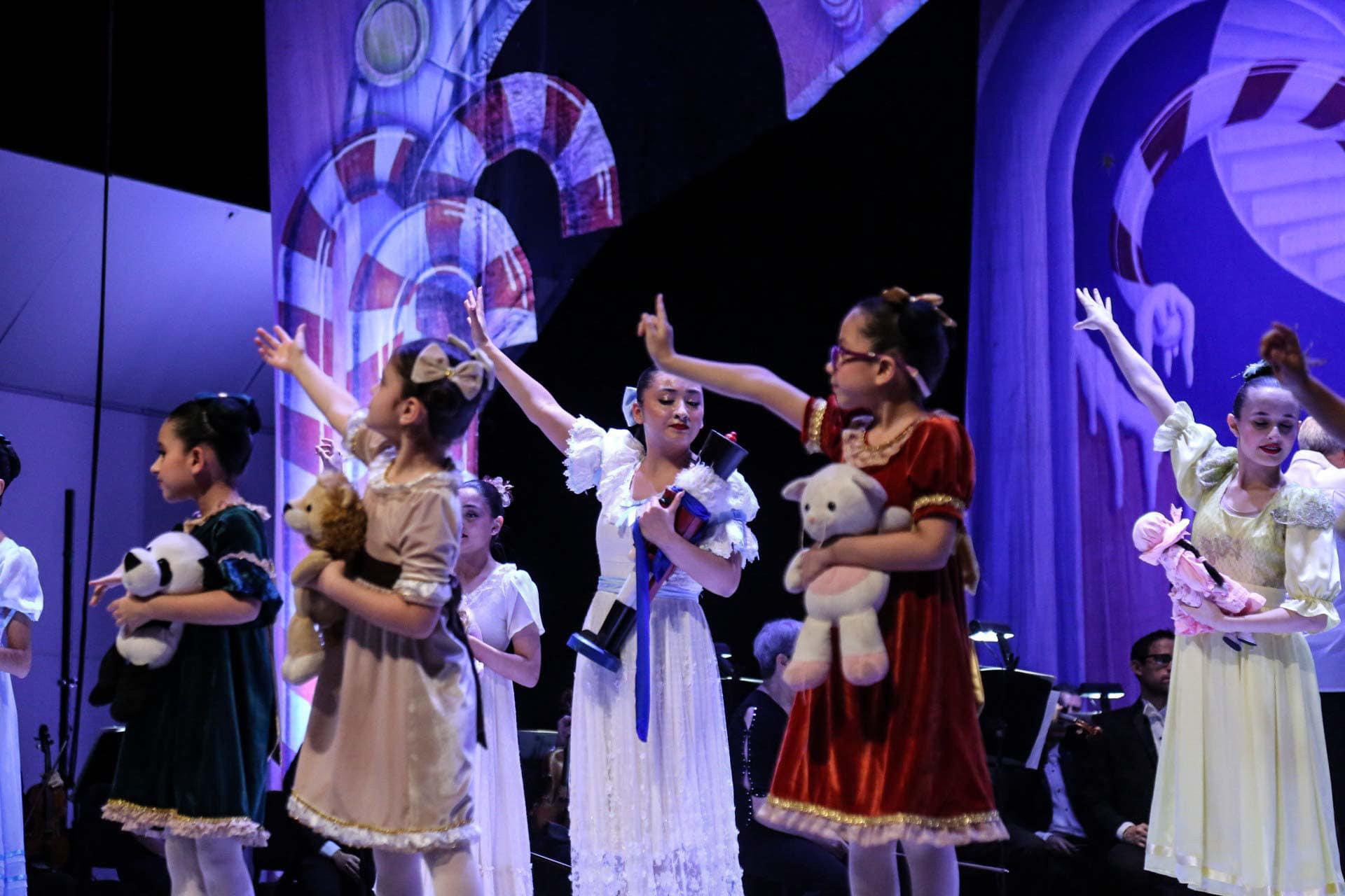$!Alumnas del Programa Integral de Ballet del ISIC participaron en escena.
