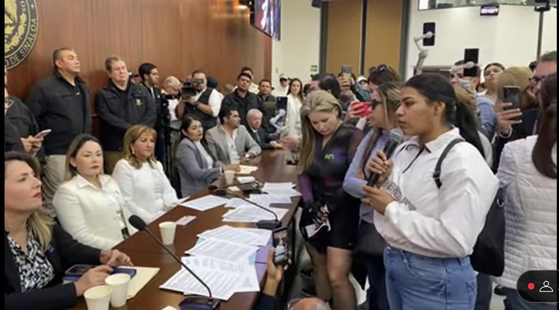 $!Protestando ante los congresistas de Sinaloa.