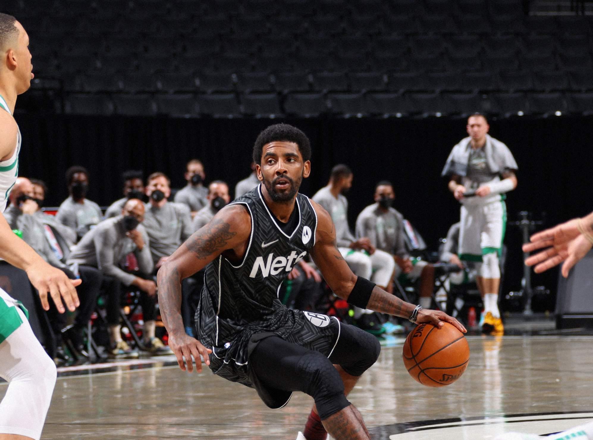 $!Kyrie Irving saca a bailar a la defensa de Celtics y le da un nuevo triunfo a Nets