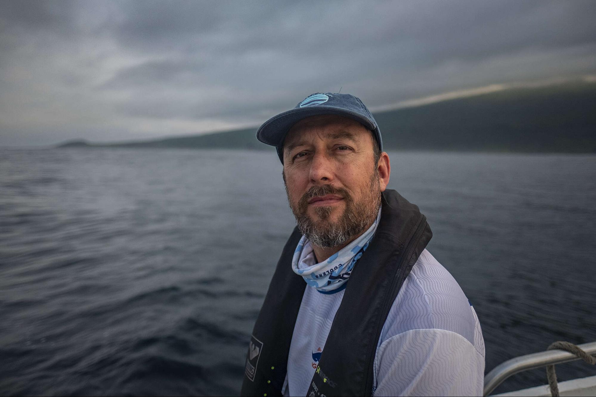 $!El científico de tiburones Alex Hearn, durante una expedición de marcado con Greenpeace frente a la costa de la isla Isabela, en las Islas Galápagos, Ecuador.