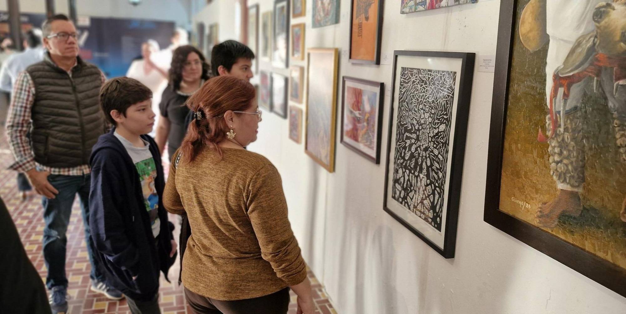 $!El público aprecia la obra.