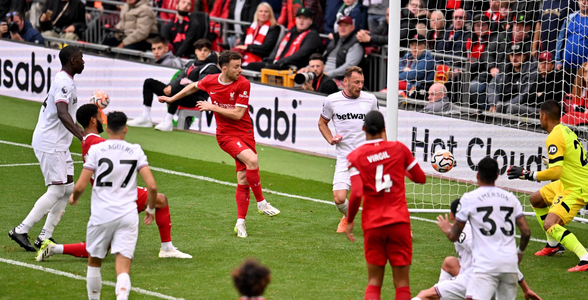 $!El West Ham de Edson Álvarez sufre ante el Liverpool