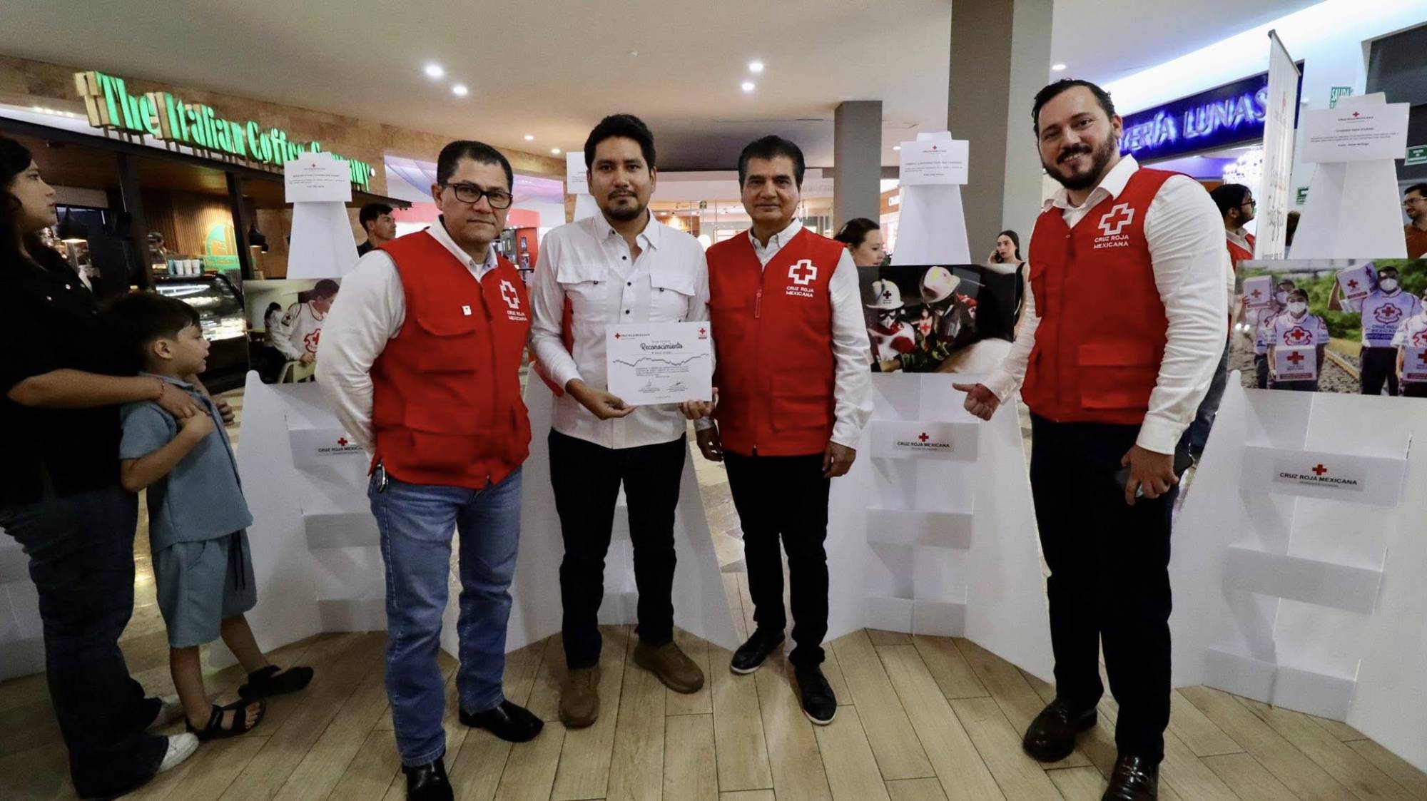 $!Jesús Verdugo recibió un reconocimiento por su participación.