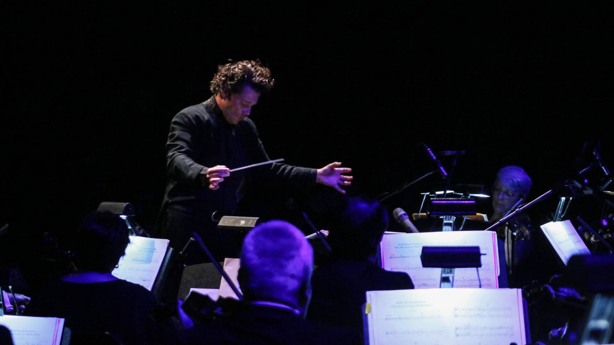 $!El maestro Alexandre Da Costa dirigió el concierto.
