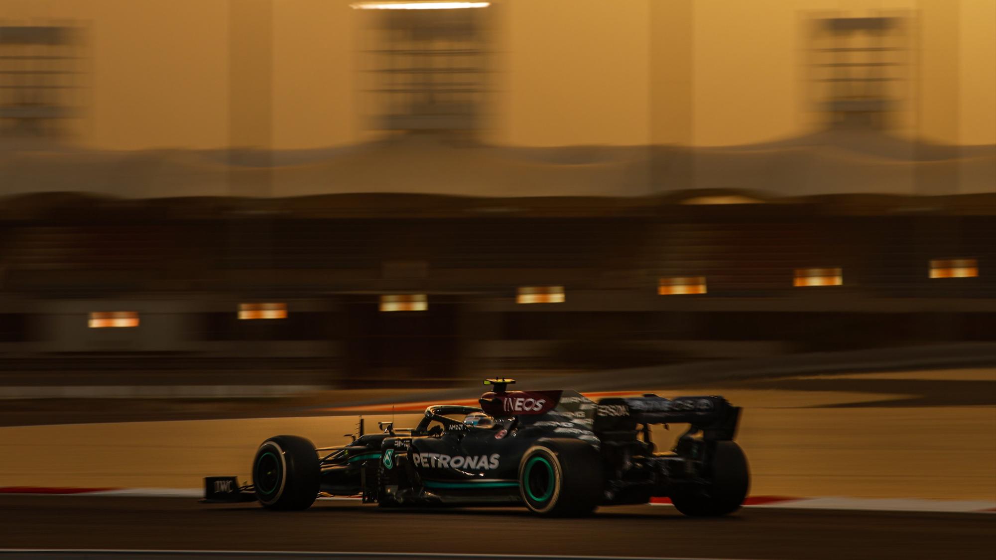 $!Checo Pérez tiene extraño incidente en su primera práctica con Red Bull