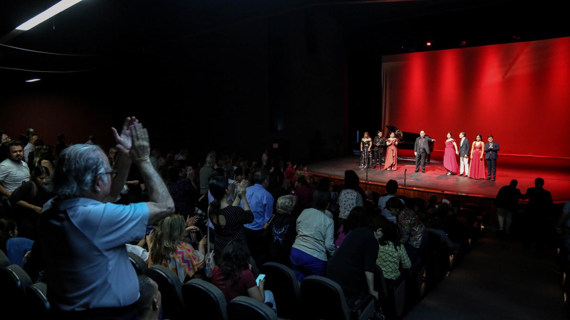 $!El público aplaude de pie a los cantantes.