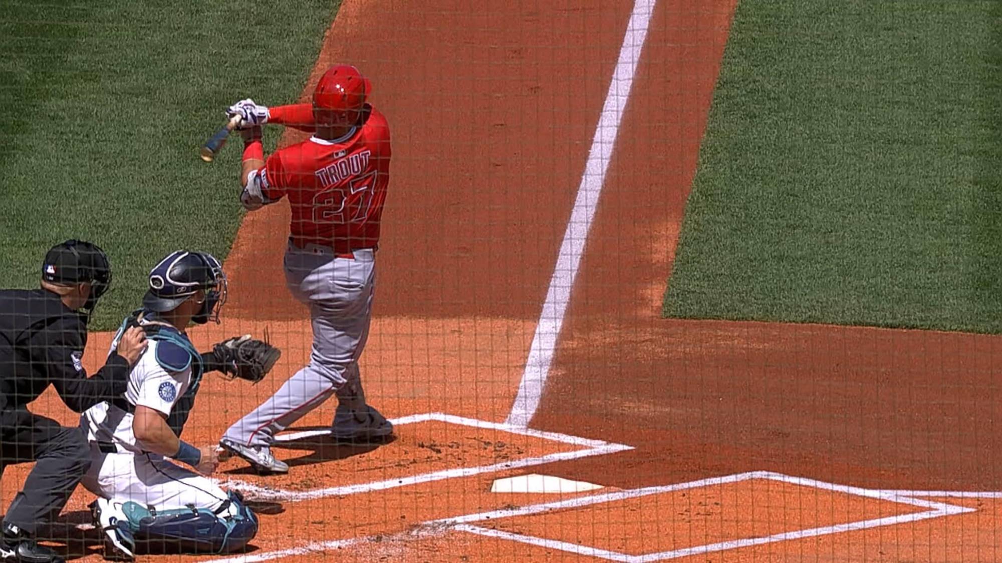 $!Trout abandona juego de Angelinos tras posible lesión en un sprint a primera