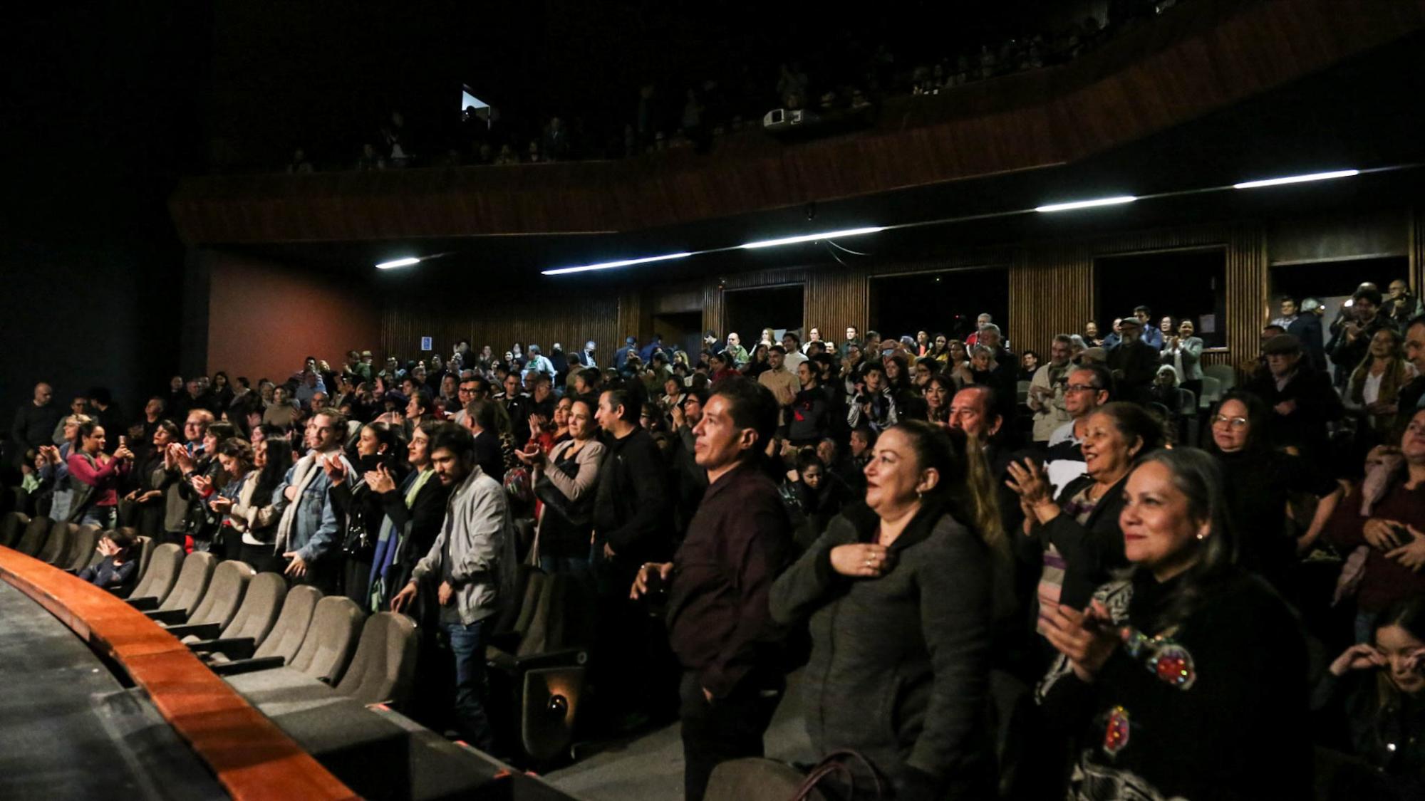 $!El público reconoció a los artistas con aplausos de pie.
