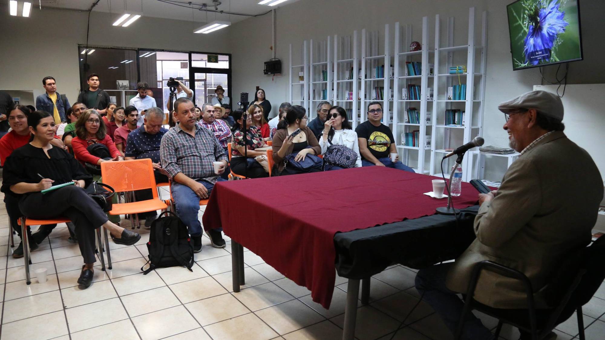 $!El público escuchó atento la conferencia.