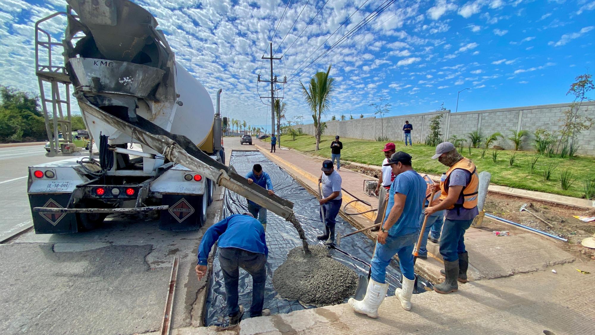 $!Repone Obras Públicas losas de concreto dañadas en la Avenida Peche Rice