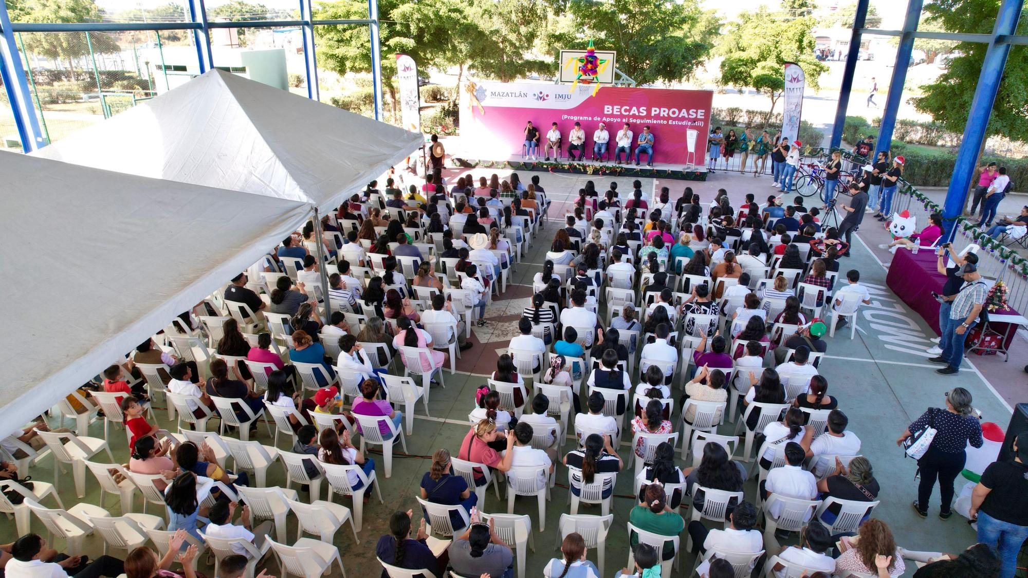 $!Realizan última entrega de becas Proase del año a mil 700 estudiantes de secundaria