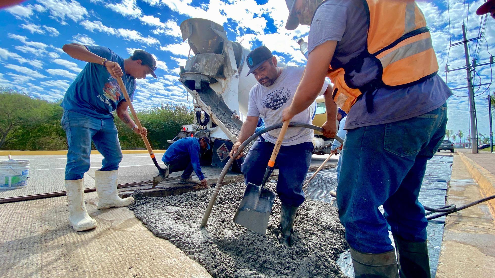 $!Repone Obras Públicas losas de concreto dañadas en la Avenida Peche Rice