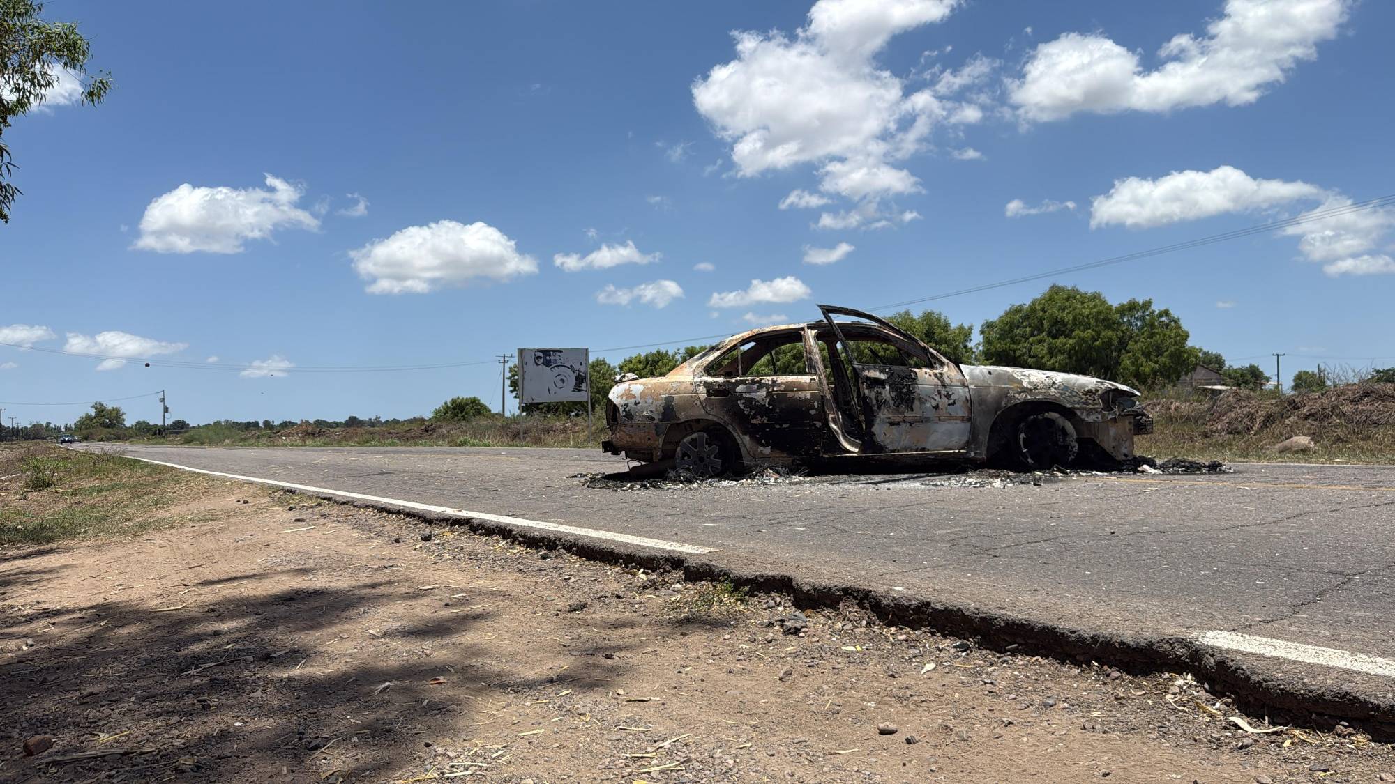 $!Incendian vehículo y bloquean carretera rumbo al ejido Cinco de Mayo, al norte de Navolato