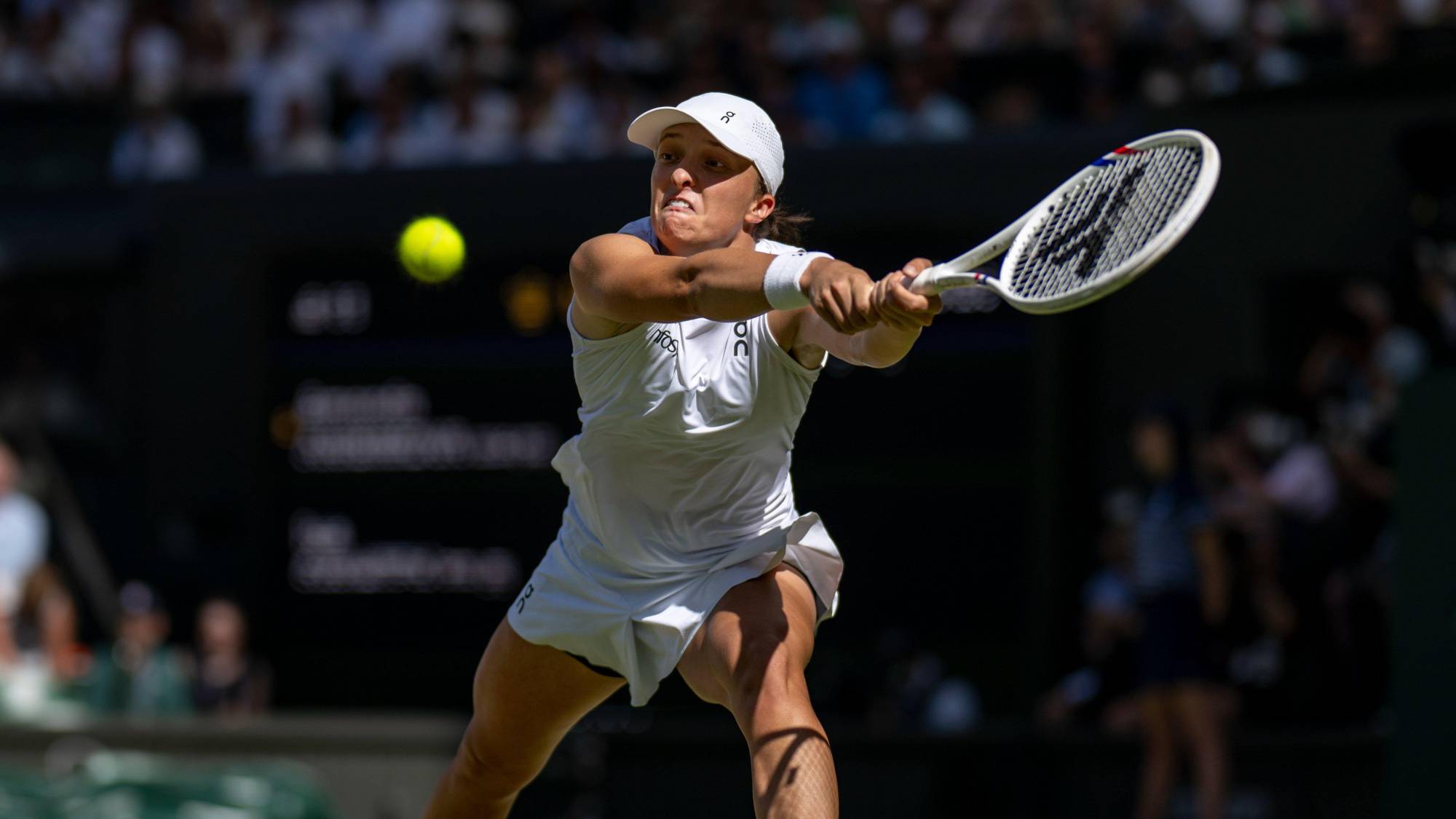 $!Swiatek arrasa en Wimbledon: doble 6-0 a Anisimova y primer título sobre césped