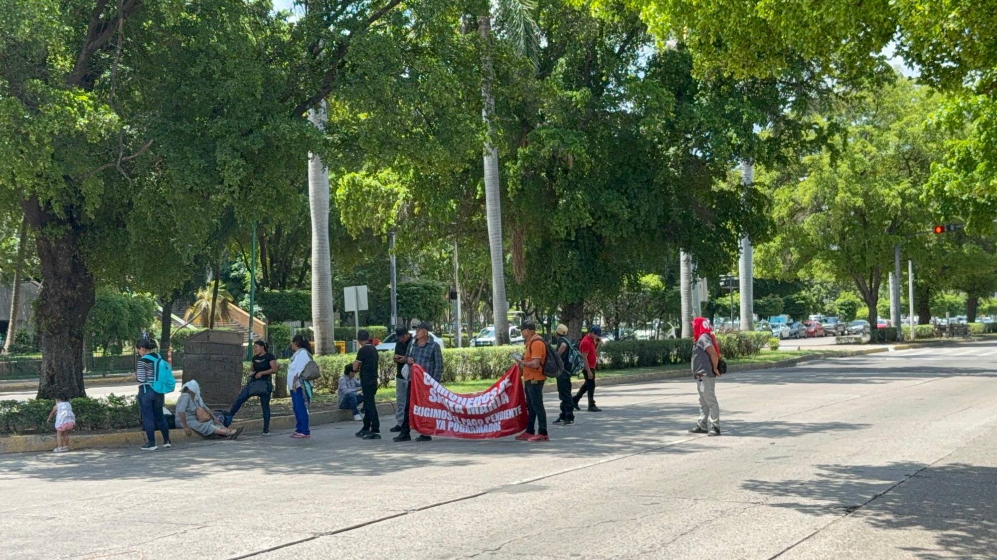 $!Comuneros de Santa María cierran el paso por la Avenida de los Insurgentes, en el Palacio de Gobierno de Culiacán