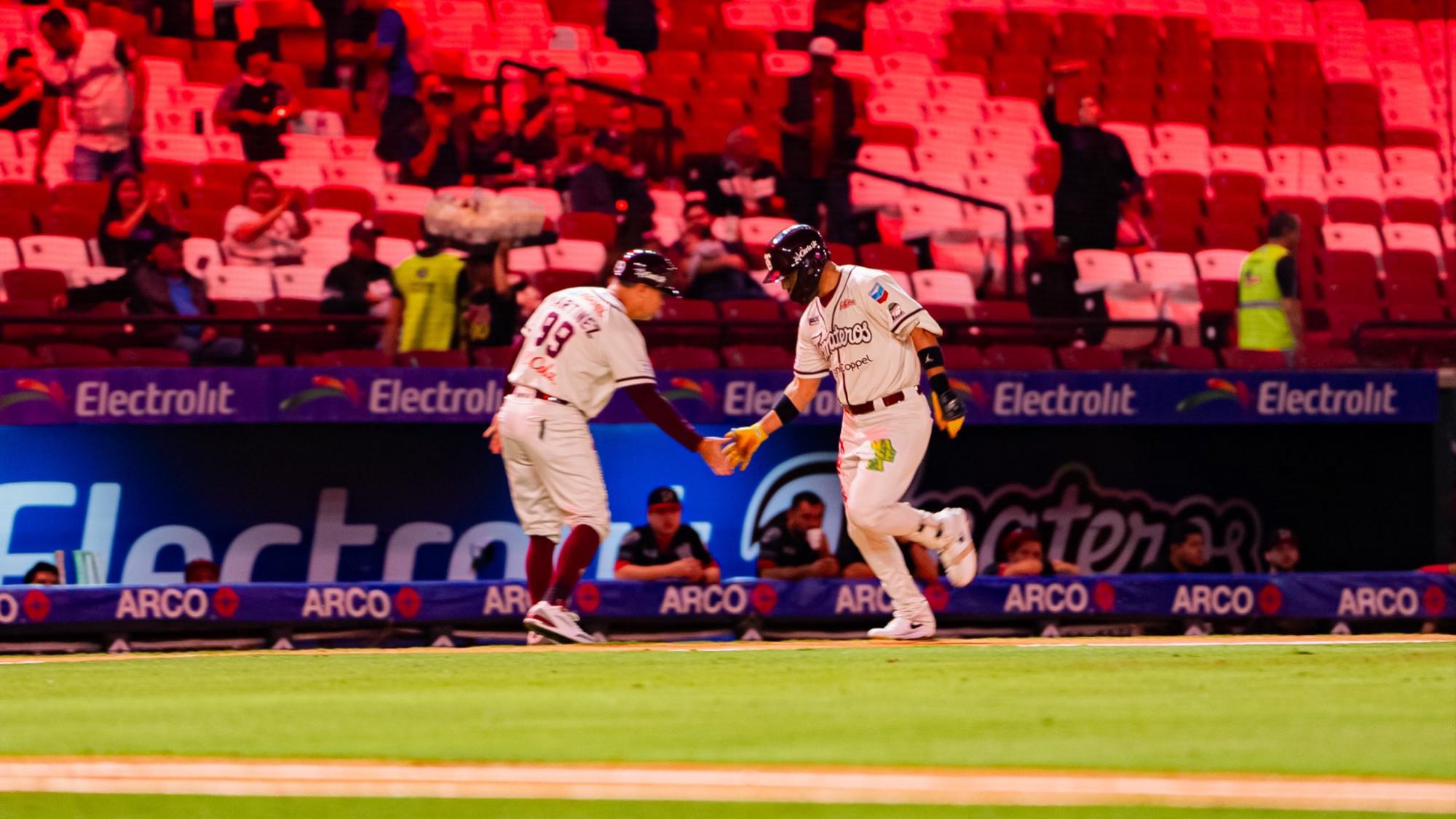 $!Tomateros de Culiacán barre a Mayos en duelo de cuadrangulares