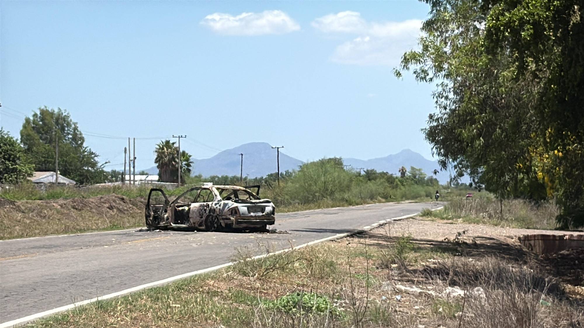 $!Incendian vehículo y bloquean carretera rumbo al ejido Cinco de Mayo, al norte de Navolato