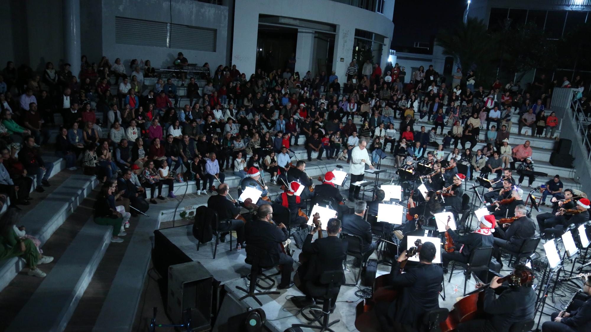 $!Cientos de personas disfrutaron del concierto dirigido por el maestro Gordon Campbell.