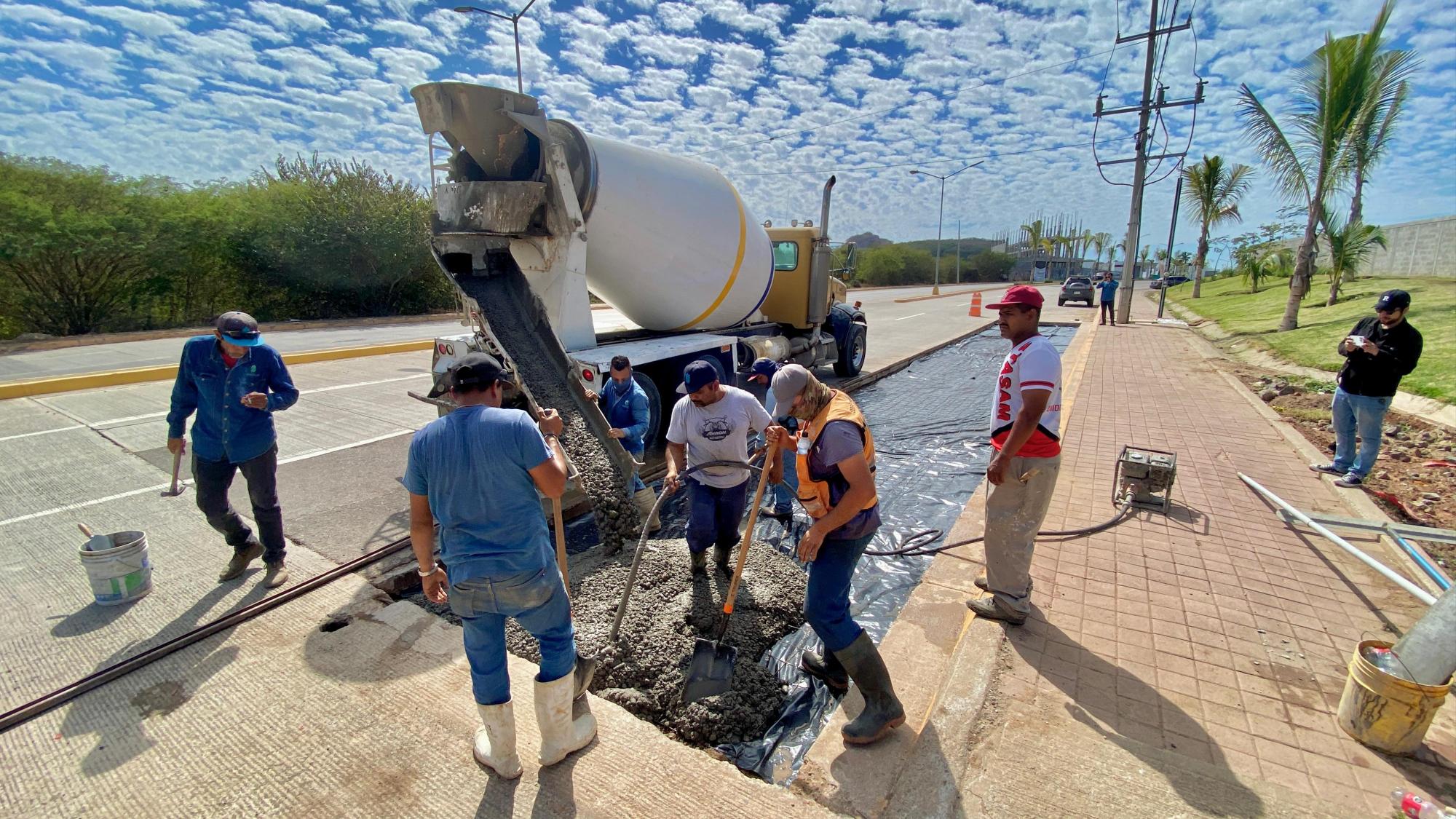 $!Repone Obras Públicas losas de concreto dañadas en la Avenida Peche Rice