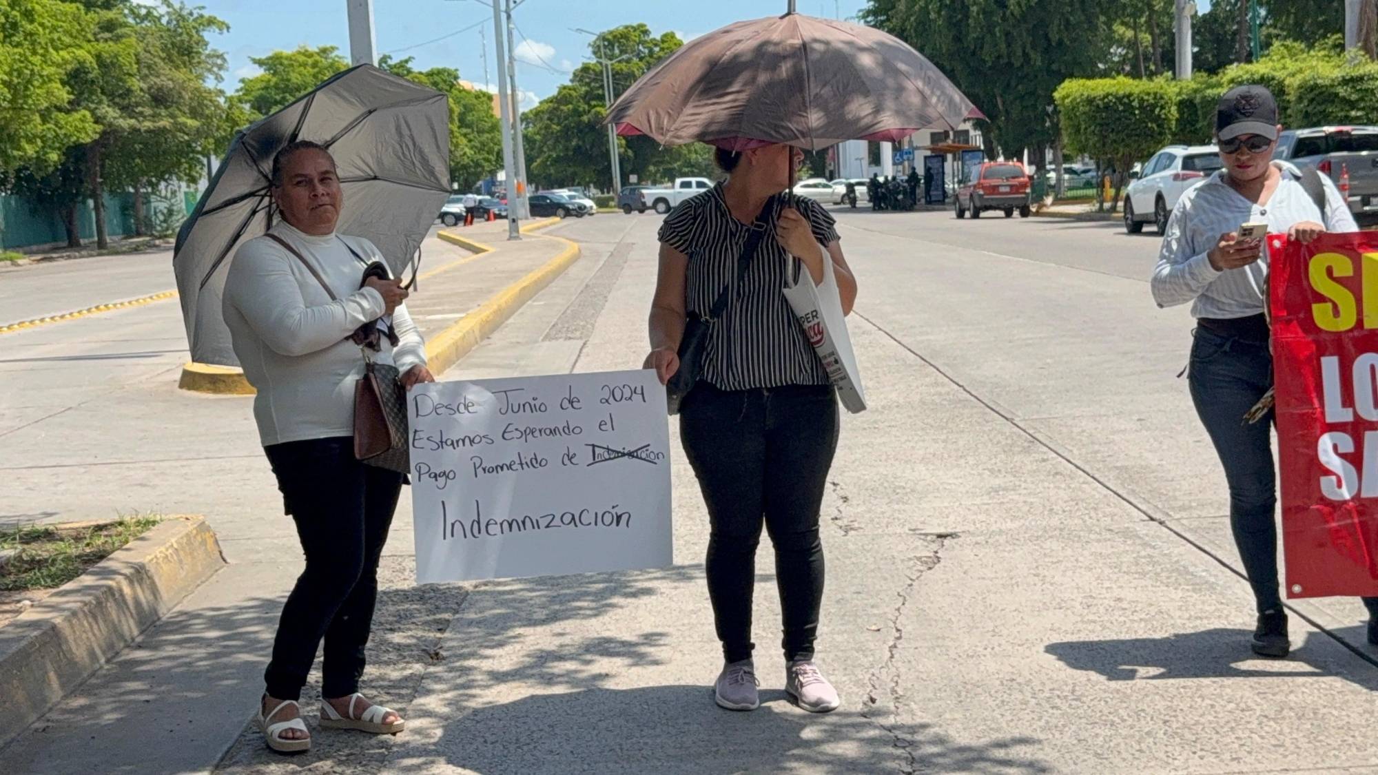 $!Comuneros de Santa María cierran el paso por la Avenida de los Insurgentes, en el Palacio de Gobierno de Culiacán