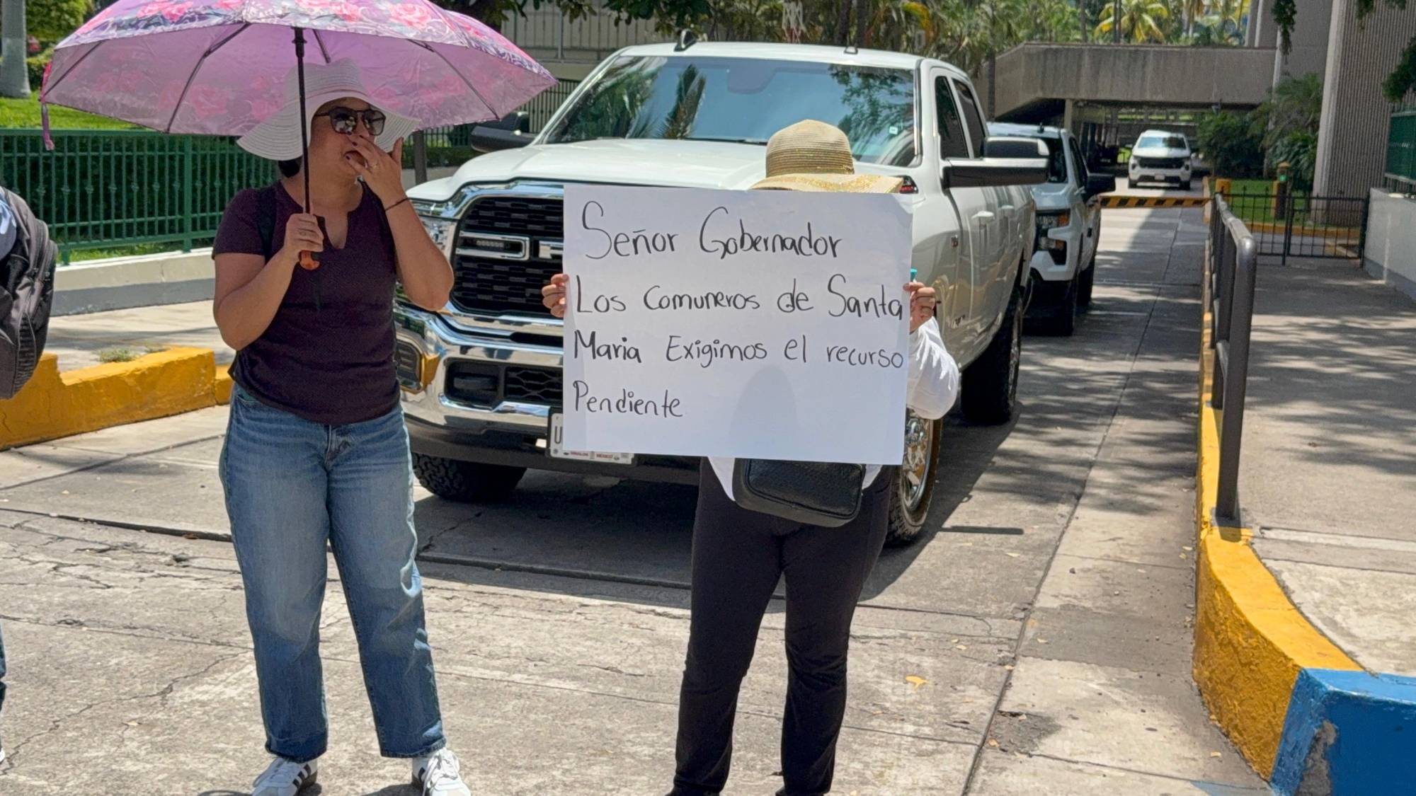 $!Comuneros de Santa María cierran el paso por la Avenida de los Insurgentes, en el Palacio de Gobierno de Culiacán