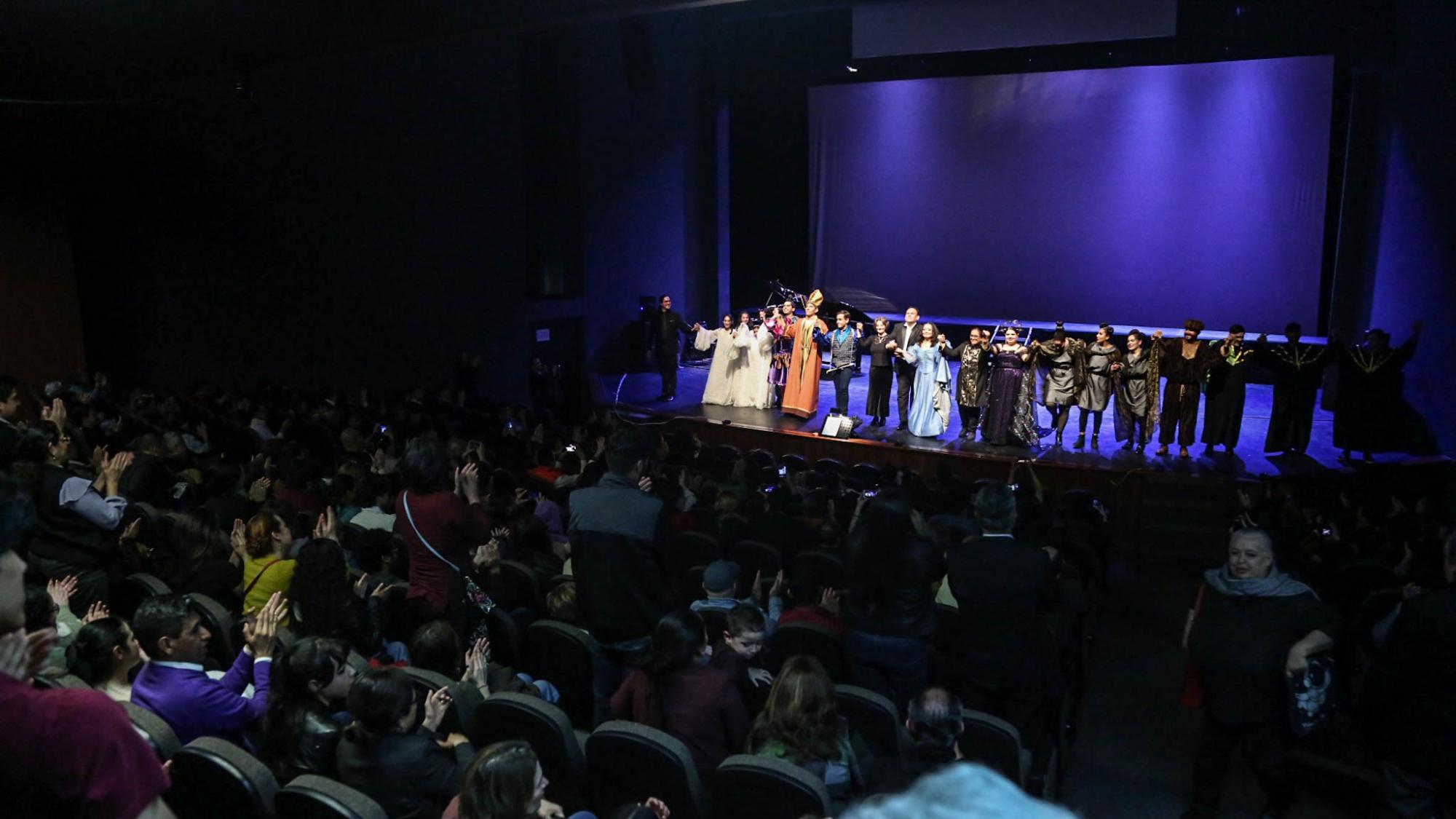 $!El público aplaudió de pie a la agrupación.