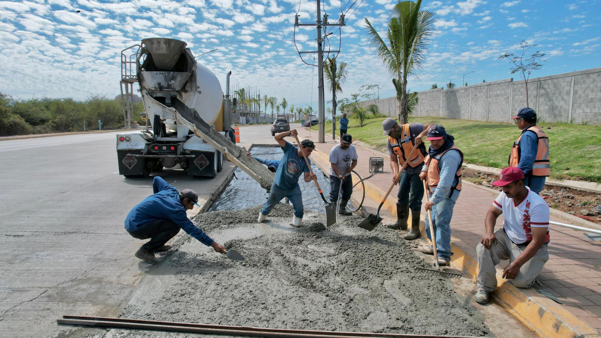 $!Repone Obras Públicas losas de concreto dañadas en la Avenida Peche Rice