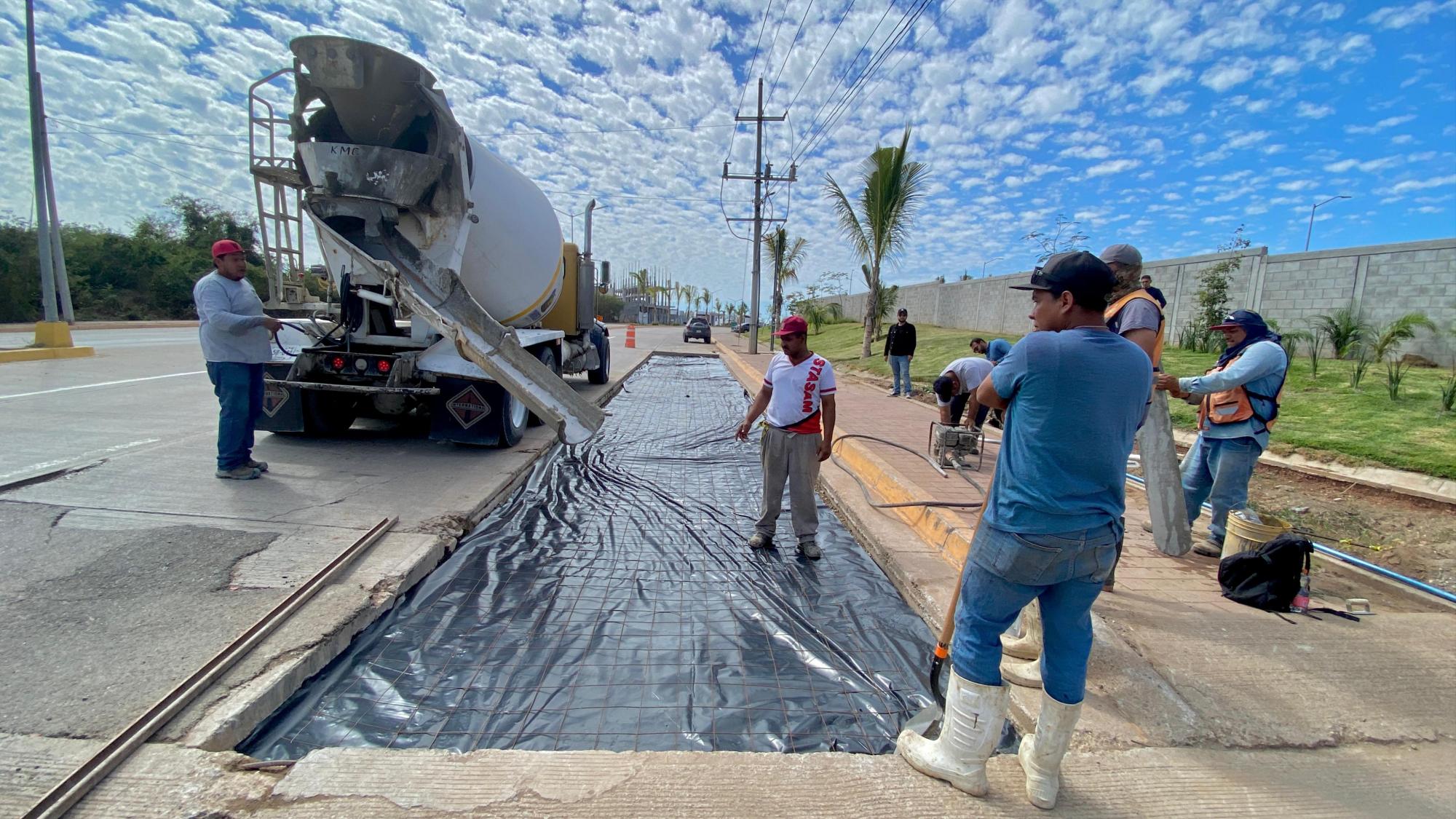$!Repone Obras Públicas losas de concreto dañadas en la Avenida Peche Rice
