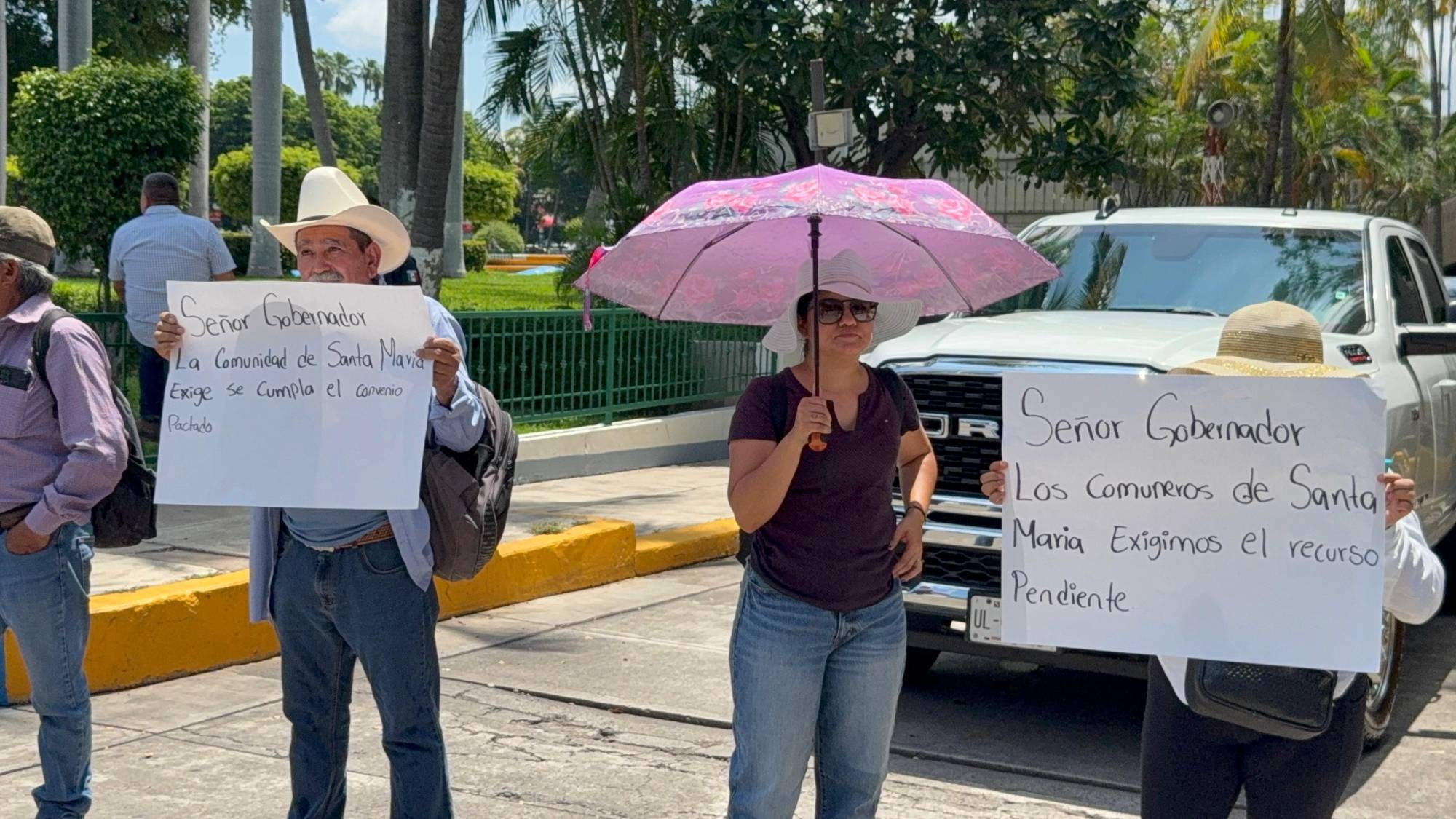 $!Comuneros de Santa María cierran el paso por la Avenida de los Insurgentes, en el Palacio de Gobierno de Culiacán