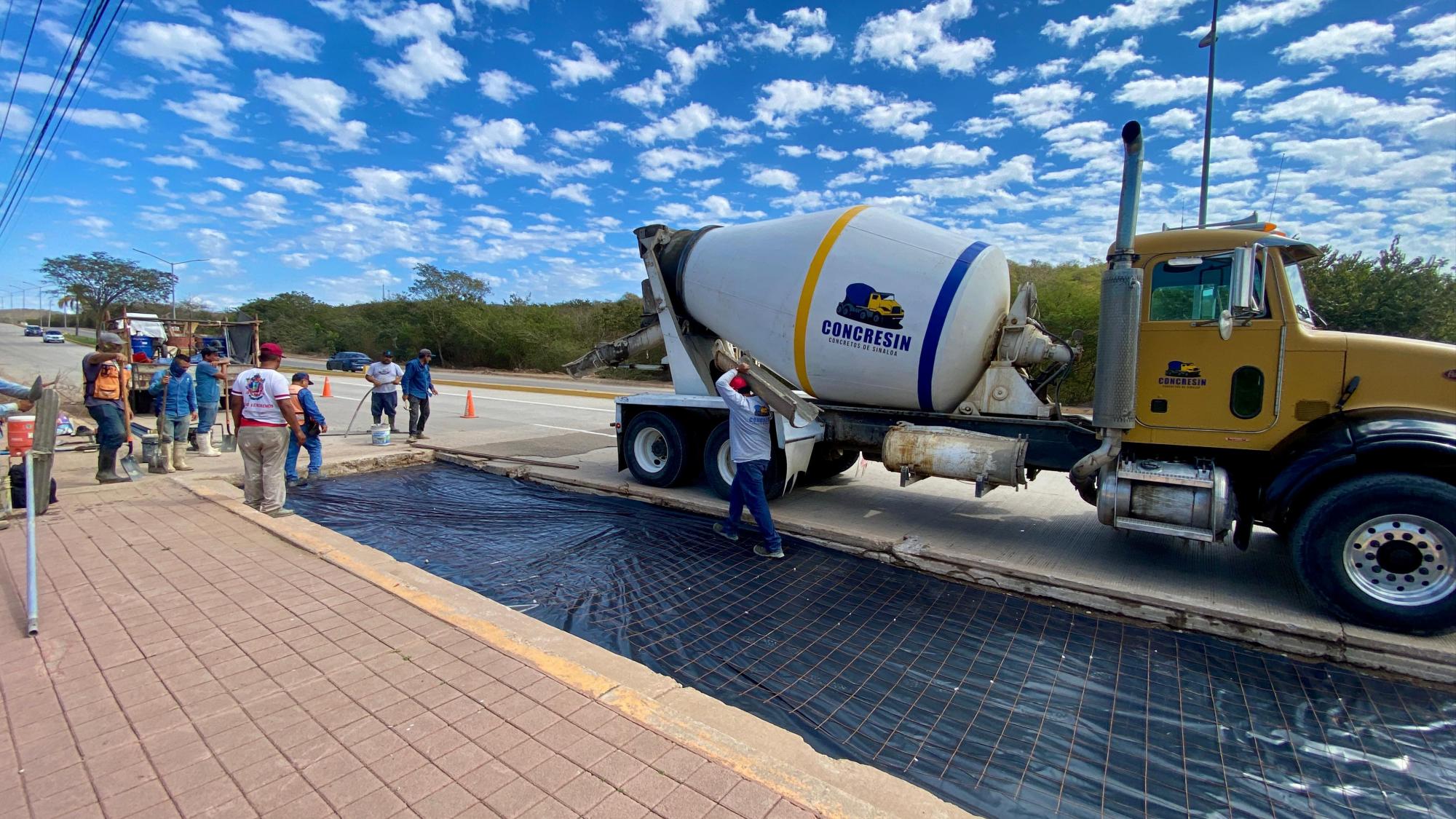 $!Repone Obras Públicas losas de concreto dañadas en la Avenida Peche Rice