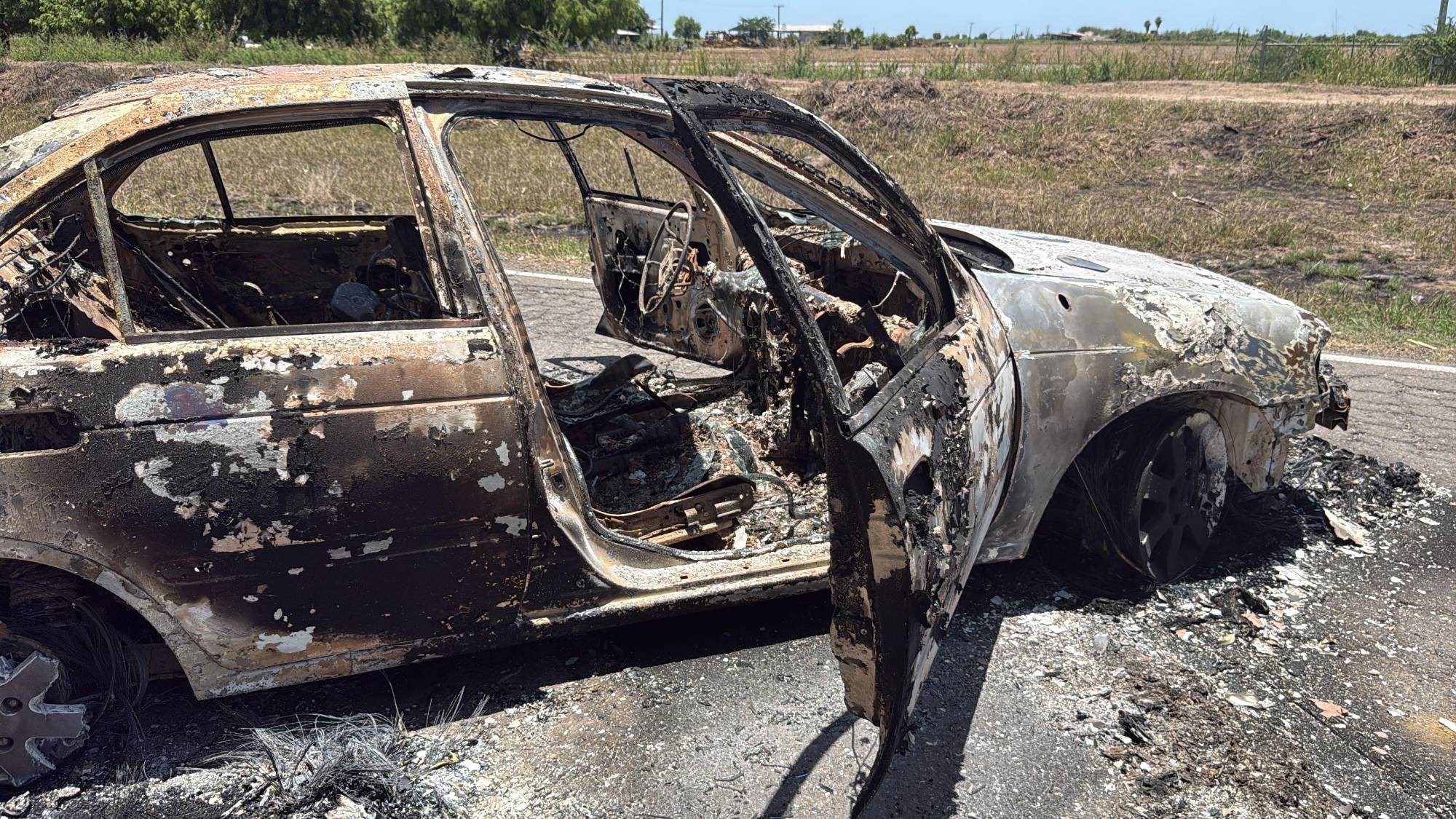 $!Incendian vehículo y bloquean carretera rumbo al ejido Cinco de Mayo, al norte de Navolato