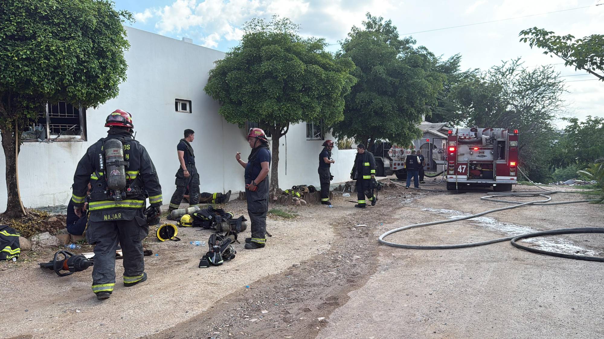 $!Rescatan a 10 cachorros atrapados en casa baleada e incendiada en Culiacán