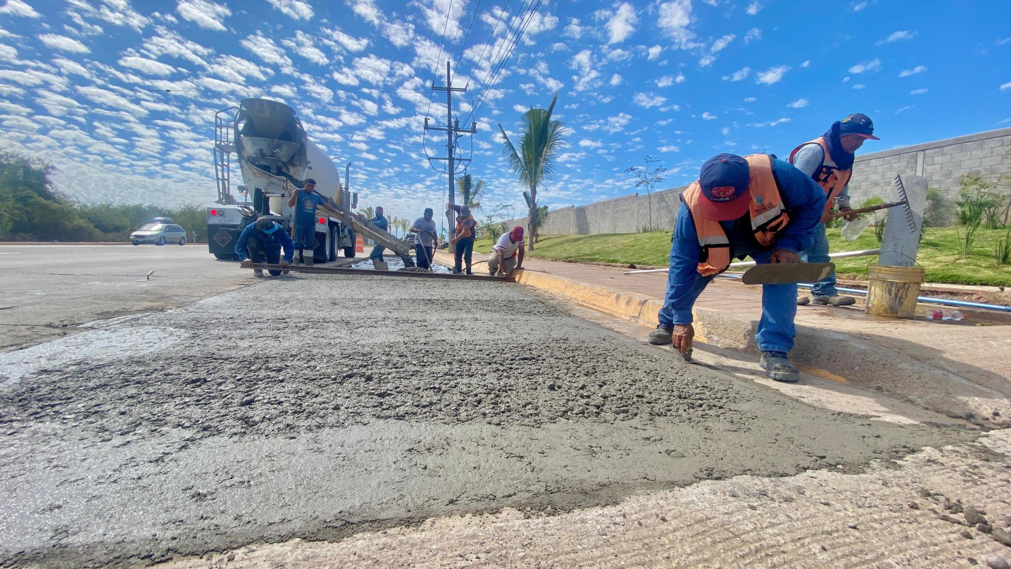 $!Repone Obras Públicas losas de concreto dañadas en la Avenida Peche Rice