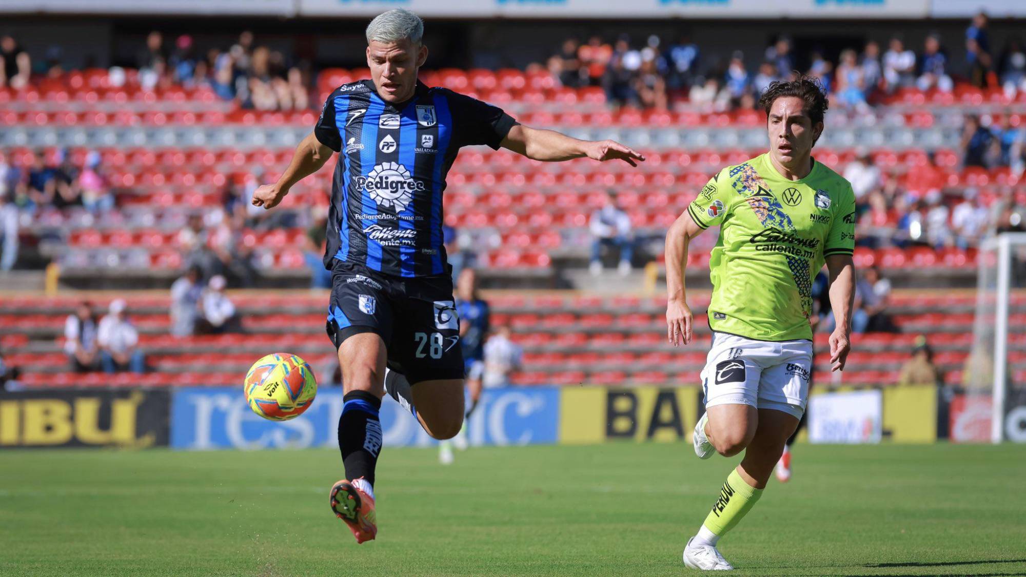 $!Querétaro vence a Puebla y escala posiciones; jugador se convulsiona en juego