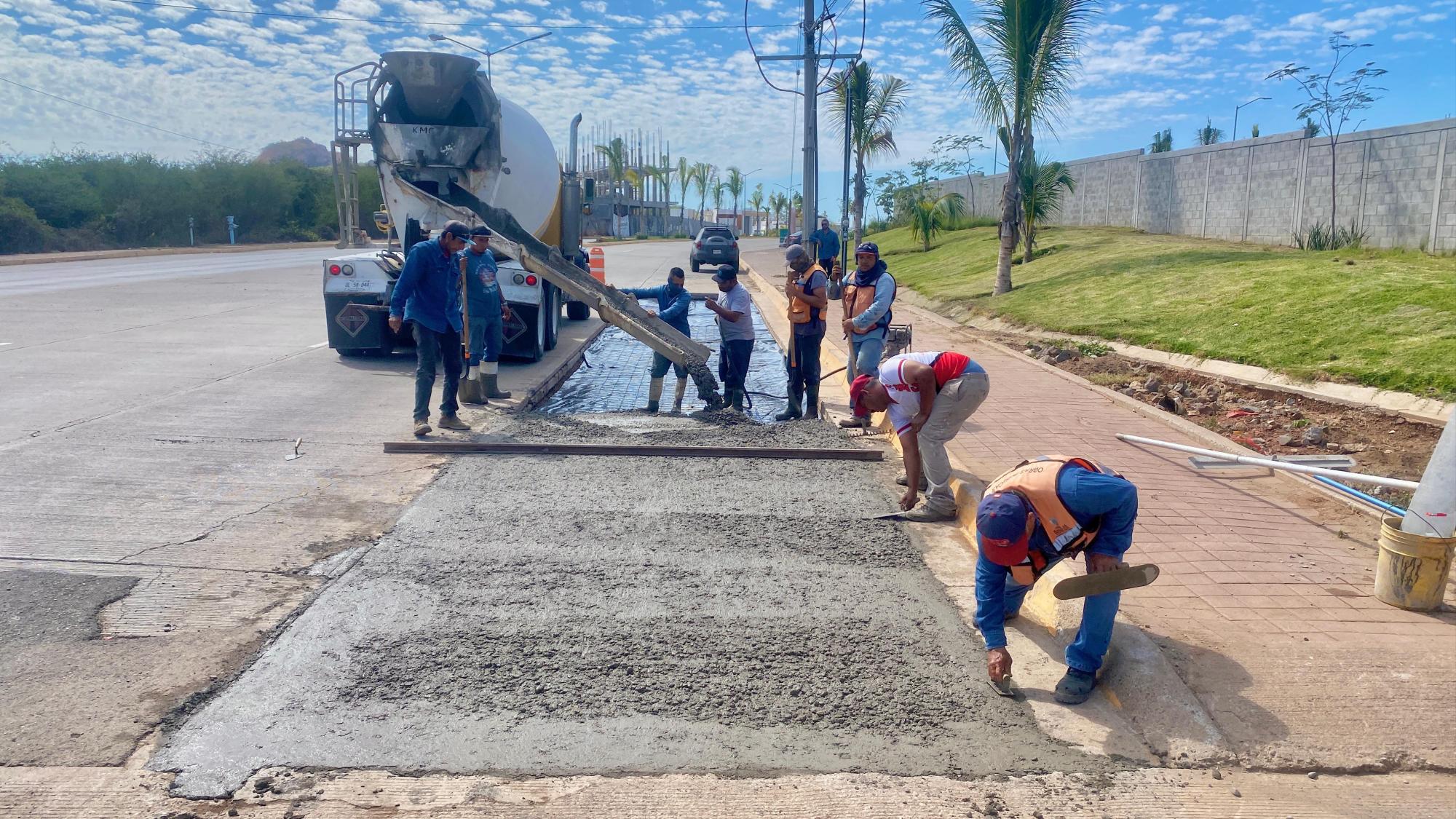 $!Repone Obras Públicas losas de concreto dañadas en la Avenida Peche Rice