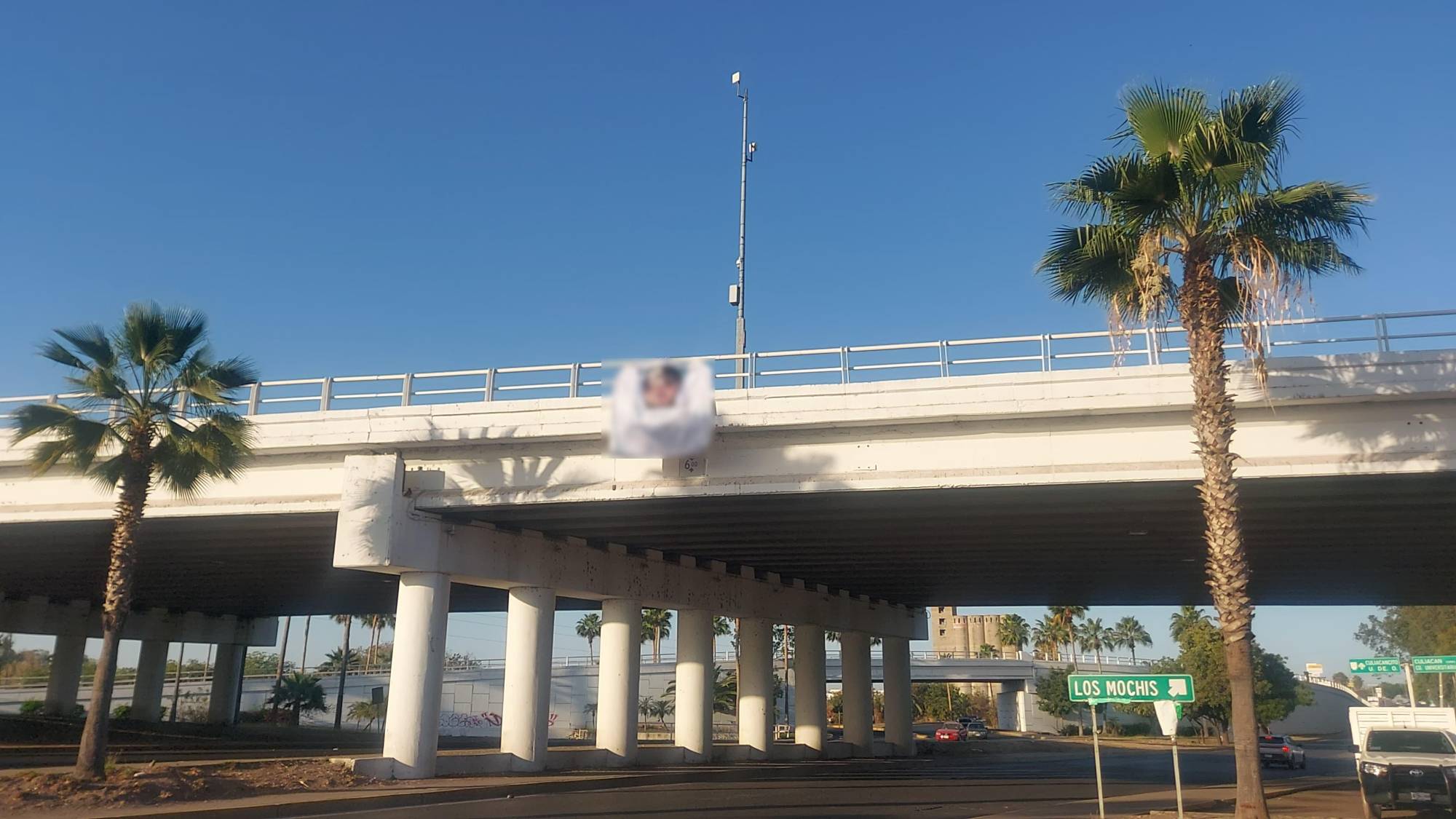 $!Hallan mantas con mensaje en distintos puntos de Culiacán